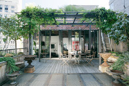 Bewachsene Pergola auf einer Dachterrasse in New York