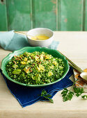 Brokkoli-Tabouleh mit Avocado serviert mit Kurkuma-Buttermilch-Dressing