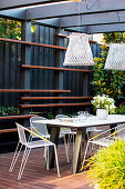 Moderne Gartenmöbel auf der überdachten Terrasse in Grau