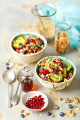 Vegane Breakfast Bowl mit Schokolade, Pflanzendrink, Buchweizen und Früchten