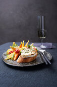 Crostini with melted goat's cheese and marinated vegetables