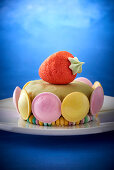 Kindertorte mit Macarons und Erdbeere