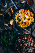 Samp-Risotto mit Safran und Butternusskürbis und Lammeintopf mit Knochen