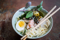 Noodles with shrimps and eggs (Asia)