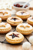 Small mince pies on a cooling rack