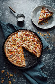 Rustikale Aprikosen-Frangipane-Tarte mit Mandelblättchen