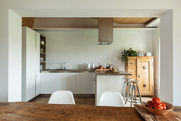 L-shaped, fitted kitchen with counter in open-plan interior