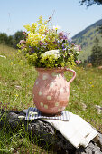 Wiesenblumenstrauß im Krug