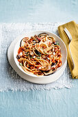 Spaghetti mit Waldpilzen, Fleischsauce und Ricotta