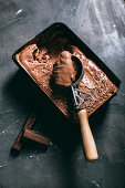 Schokoladeneis im Eisbehälter mit Eiskugelformer