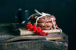 Drei Brownie-Cookies mit Schnur zusammengebunden