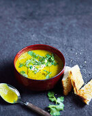 Rote Linsensuppe mit Joghurt und Koriander