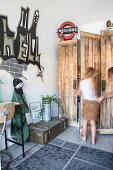 Kleiderschrank aus recycltem Holz und Graffiti an der Wand im Jungendzimmer