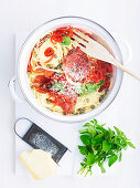 Spaghettini mit scharfer Salami, Tomaten und Kapern