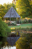 Gartenteich und Pavillon in gepflegtem Landschaftsgarten