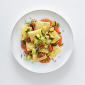 Paccheri mit Tomatensauce, Zucchini und Pistazienpesto