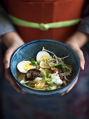 Miso-Ramen mit Gemüse und Ei