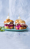 Skandinavische Steaksandwiches mit Rotkohl