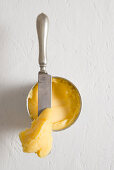 Butter im Schälchen und auf Messer