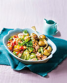 Warmer Salat mit Masala-Kartoffeln, Räucherforelle und Tamarinden-Dressing