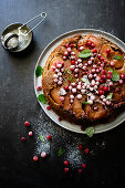 Gestürzter Apfel-Walnuss-Kuchen mit roten Johannisbeeren