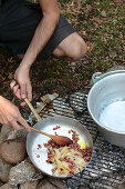 Zwiebeln und Speck auf dem Grillrost braten