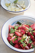 Wassermelonen-Himbeer-Salat mit Feta und Pistazien