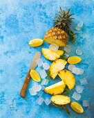 Ananas, Zitronen und Eiswürfel