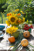 Gelber Strauß aus Sonnenblumen, Ringelblumen und Fenchelblüten