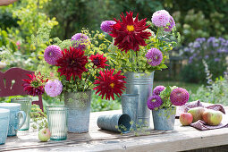 Sträuße aus Dahlien und Fenchelblüten in Zink-Töpfen