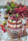 Cake with blue cheese cream and poached pears in red wine