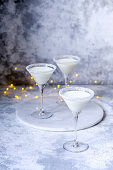 Drei Gläser Kokos-Martini zu Weihnachten