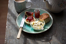 Scones mit Marmelade und Clotted Cream zum Nachmittagstee