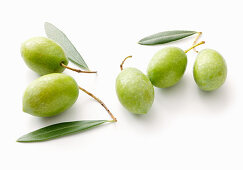 Grüne Oliven und Olivenblätter