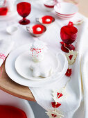 Weihnachtlich gedeckter Tisch in Rot und Weiß