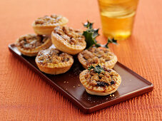 Mince pies with cinnamon crumble