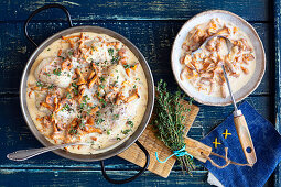 Cod with chanterelles and sour cream sauce