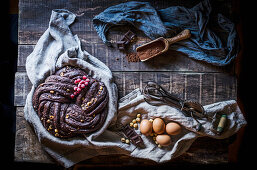 Schokoladenkuchen auf rustikalem Holztisch