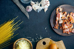 Zutaten für Spaghetti Carbonara: Nudeln, Knoblauch, Speck, Käse und Eier