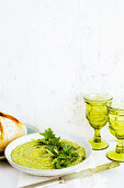 Italienisches Zitronen-Petersilienpesto serviert mit Brot und Wein