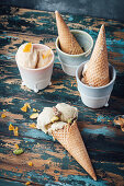 Dreierlei Eiscreme mit Salzkaramell, Pistazien und Erdnussbutter