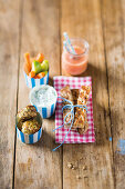 Mini-Geflügelbällchen mit Joghurtdip, Möhre, Apfel und Toaststreifen