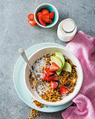 Knuspermüsli mit frischen Früchten