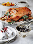 Weihnachtsgans gefüllt mit Armagnac-Pflaumen serviert mit Kartoffeln und Rotkohl