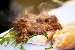 Dampfender Beefburger mit Rucola