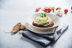 Zucchinispaghetti auf Rote-Bete-Linsen-Gemüse (vegan)