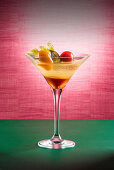 Cocktail mit Fruchtspiess