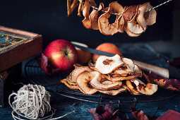 Frische Äpfel und getrocknete Apfelringe