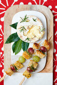 Gebackener Camembert mit Rosmarin-Foccacia-Spießen