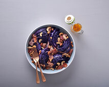 Warmer Rotkohlsalat mit Speck und Nüssen
